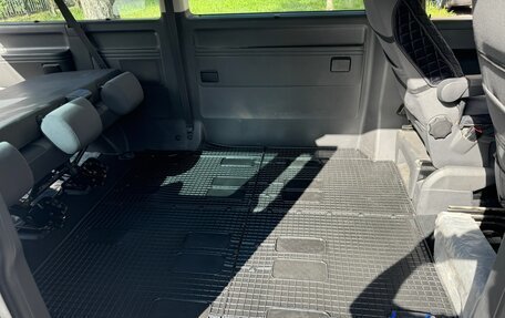 Volkswagen Caravelle T5, 2010 год, 2 500 000 рублей, 24 фотография