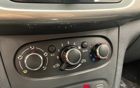 Renault Logan II, 2018 год, 689 000 рублей, 11 фотография