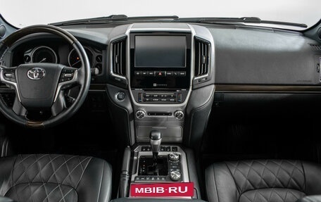 Toyota Land Cruiser 200, 2017 год, 7 370 000 рублей, 11 фотография