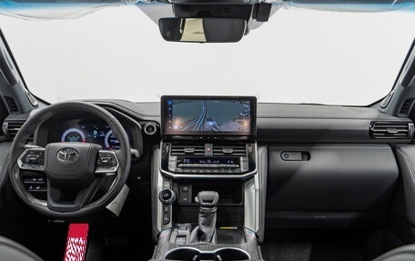 Toyota Land Cruiser, 2025 год, 15 990 000 рублей, 15 фотография