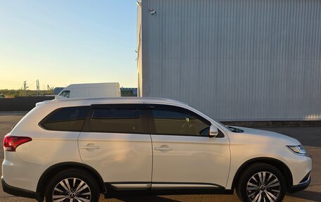 Mitsubishi Outlander III рестайлинг 3, 2019 год, 2 300 000 рублей, 1 фотография