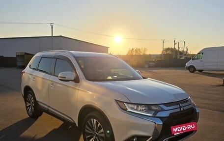 Mitsubishi Outlander III рестайлинг 3, 2019 год, 2 300 000 рублей, 7 фотография