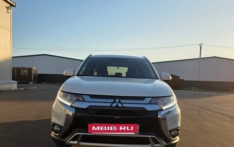Mitsubishi Outlander III рестайлинг 3, 2019 год, 2 300 000 рублей, 8 фотография