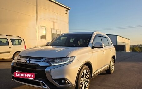 Mitsubishi Outlander III рестайлинг 3, 2019 год, 2 300 000 рублей, 6 фотография