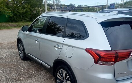 Mitsubishi Outlander III рестайлинг 3, 2020 год, 1 999 999 рублей, 5 фотография