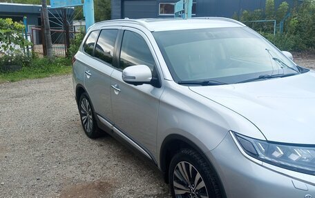 Mitsubishi Outlander III рестайлинг 3, 2020 год, 1 999 999 рублей, 2 фотография