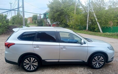 Mitsubishi Outlander III рестайлинг 3, 2020 год, 1 999 999 рублей, 8 фотография