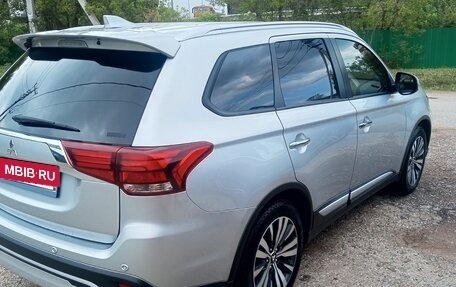 Mitsubishi Outlander III рестайлинг 3, 2020 год, 1 999 999 рублей, 3 фотография