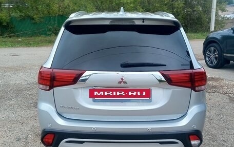 Mitsubishi Outlander III рестайлинг 3, 2020 год, 1 999 999 рублей, 4 фотография