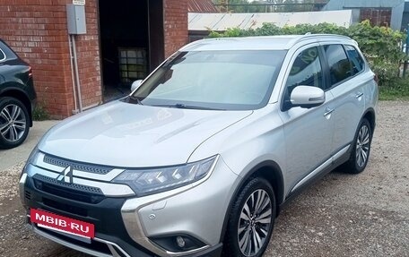 Mitsubishi Outlander III рестайлинг 3, 2020 год, 1 999 999 рублей, 6 фотография