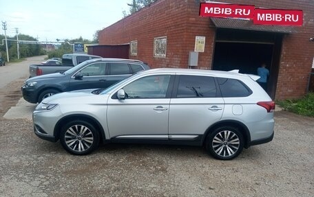 Mitsubishi Outlander III рестайлинг 3, 2020 год, 1 999 999 рублей, 7 фотография