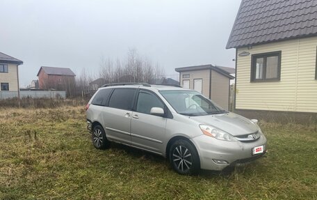 Toyota Sienna II рестайлинг, 2005 год, 1 000 000 рублей, 2 фотография