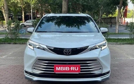 Toyota Sienna, 2021 год, 3 270 000 рублей, 2 фотография