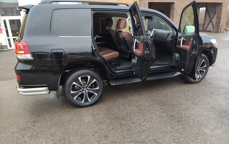 Toyota Land Cruiser 200, 2018 год, 6 800 000 рублей, 3 фотография