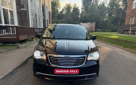 Chrysler Town & Country V рестайлинг, 2011 год, 1 350 000 рублей, 1 фотография