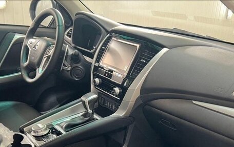 Mitsubishi Montero Sport, 2023 год, 5 150 000 рублей, 8 фотография