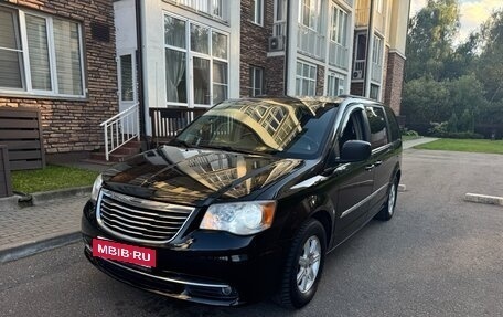 Chrysler Town & Country V рестайлинг, 2011 год, 1 350 000 рублей, 2 фотография