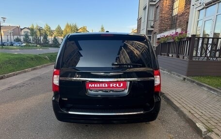 Chrysler Town & Country V рестайлинг, 2011 год, 1 350 000 рублей, 4 фотография