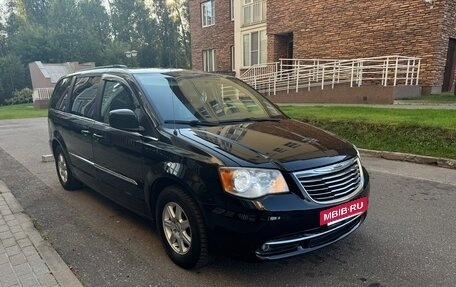 Chrysler Town & Country V рестайлинг, 2011 год, 1 350 000 рублей, 3 фотография