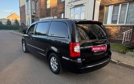 Chrysler Town & Country V рестайлинг, 2011 год, 1 350 000 рублей, 5 фотография