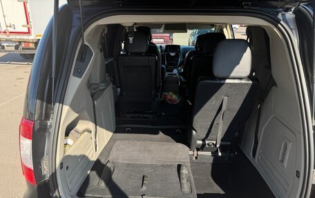 Chrysler Town & Country V рестайлинг, 2011 год, 1 350 000 рублей, 13 фотография