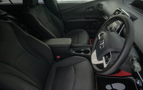 Toyota Prius IV XW50, 2017 год, 1 688 000 рублей, 11 фотография