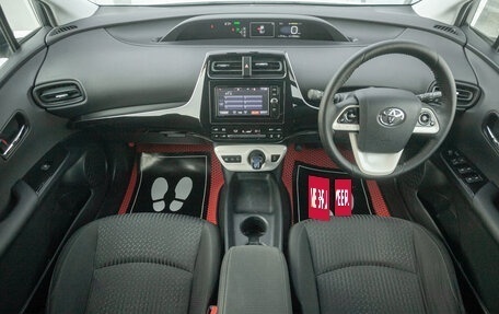 Toyota Prius IV XW50, 2017 год, 1 688 000 рублей, 18 фотография