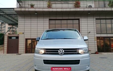 Volkswagen Caravelle T5, 2015 год, 2 500 000 рублей, 2 фотография