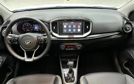 KIA Stonic, 2022 год, 1 400 855 рублей, 6 фотография