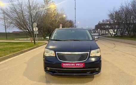 Chrysler Voyager IV, 2012 год, 1 600 000 рублей, 2 фотография