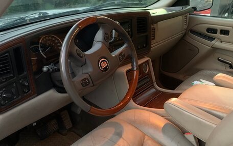 Cadillac Escalade II, 2004 год, 895 000 рублей, 3 фотография