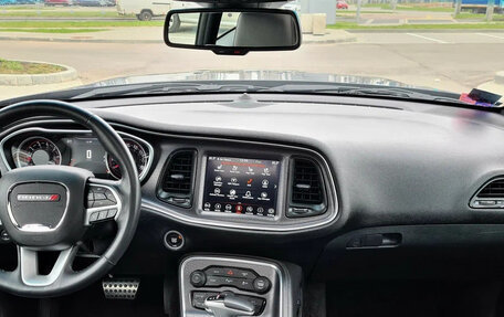 Dodge Challenger III рестайлинг 2, 2018 год, 4 050 000 рублей, 12 фотография