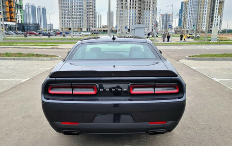 Dodge Challenger III рестайлинг 2, 2018 год, 4 050 000 рублей, 5 фотография