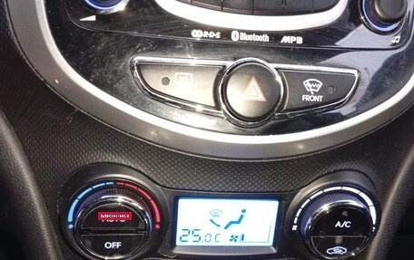 Hyundai Solaris II рестайлинг, 2013 год, 1 200 000 рублей, 9 фотография