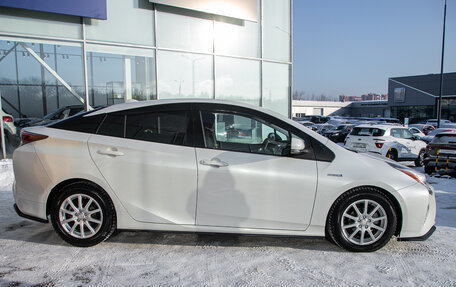 Toyota Prius IV XW50, 2016 год, 1 495 000 рублей, 6 фотография