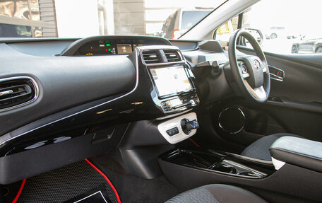 Toyota Prius IV XW50, 2016 год, 1 495 000 рублей, 11 фотография