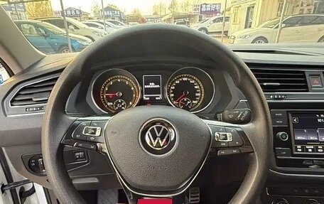 Volkswagen Tiguan II, 2021 год, 1 890 000 рублей, 6 фотография