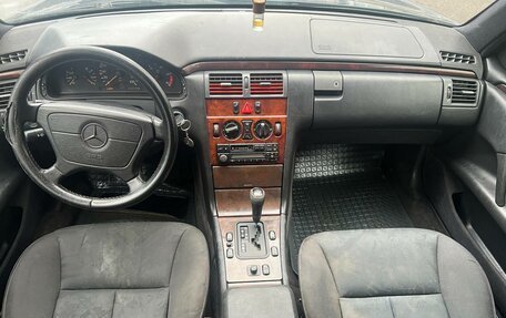 Mercedes-Benz E-Класс, 1997 год, 440 000 рублей, 3 фотография