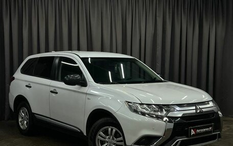 Mitsubishi Outlander III рестайлинг 3, 2020 год, 1 649 888 рублей, 2 фотография