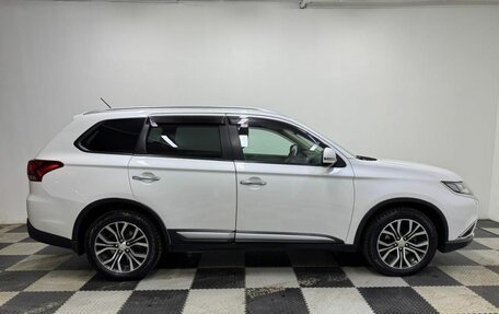Mitsubishi Outlander III рестайлинг 3, 2015 год, 1 690 000 рублей, 4 фотография