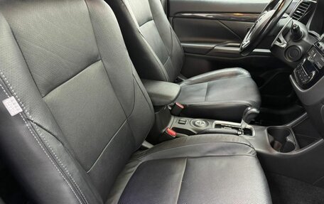 Mitsubishi Outlander III рестайлинг 3, 2015 год, 1 690 000 рублей, 9 фотография