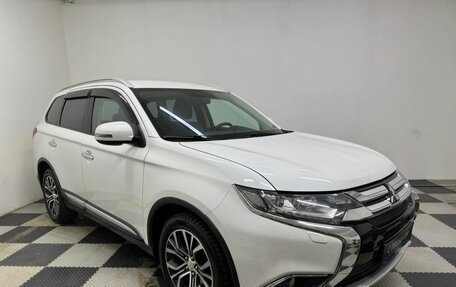 Mitsubishi Outlander III рестайлинг 3, 2015 год, 1 690 000 рублей, 3 фотография