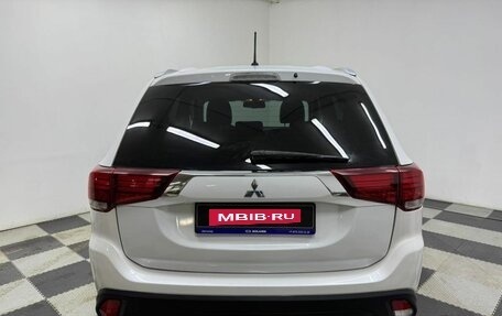 Mitsubishi Outlander III рестайлинг 3, 2015 год, 1 690 000 рублей, 6 фотография