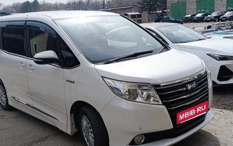 Toyota Noah III, 2014 год, 1 950 000 рублей, 2 фотография