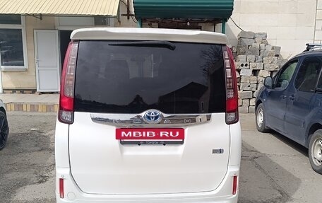 Toyota Noah III, 2014 год, 1 950 000 рублей, 4 фотография