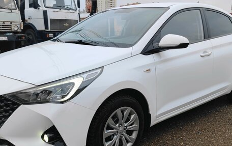 Hyundai Solaris II рестайлинг, 2021 год, 1 575 000 рублей, 2 фотография