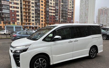 Toyota Voxy III, 2019 год, 2 500 000 рублей, 4 фотография