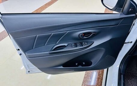 Toyota Yaris XP150 рестайлинг, 2022 год, 1 650 000 рублей, 16 фотография