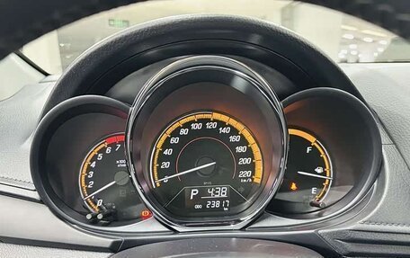 Toyota Yaris XP150 рестайлинг, 2022 год, 1 650 000 рублей, 9 фотография