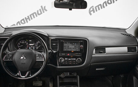 Mitsubishi Outlander III рестайлинг 3, 2015 год, 1 900 000 рублей, 11 фотография